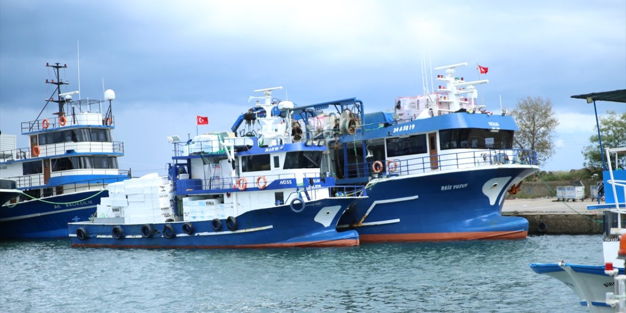 Ordu'da olumsuz hava koşulları nedeniyle balıkçı tekneleri limanlara sığındı