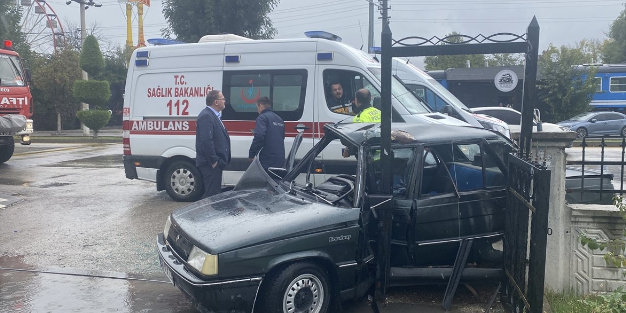 Bolu'da bahçe duvarına çarpan otomobildeki baba ve kızı yaralandı