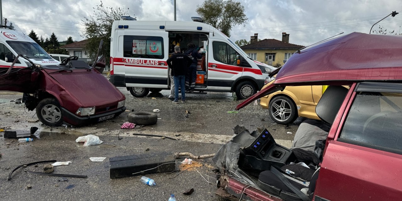 Bartın'da iki otomobilin çarpıştığı kazada 6 kişi yaralandı