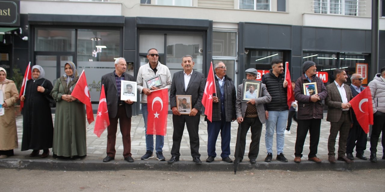 Vanlı aileler DEM Parti binası önündeki "evlat nöbeti"ni sürdürdü