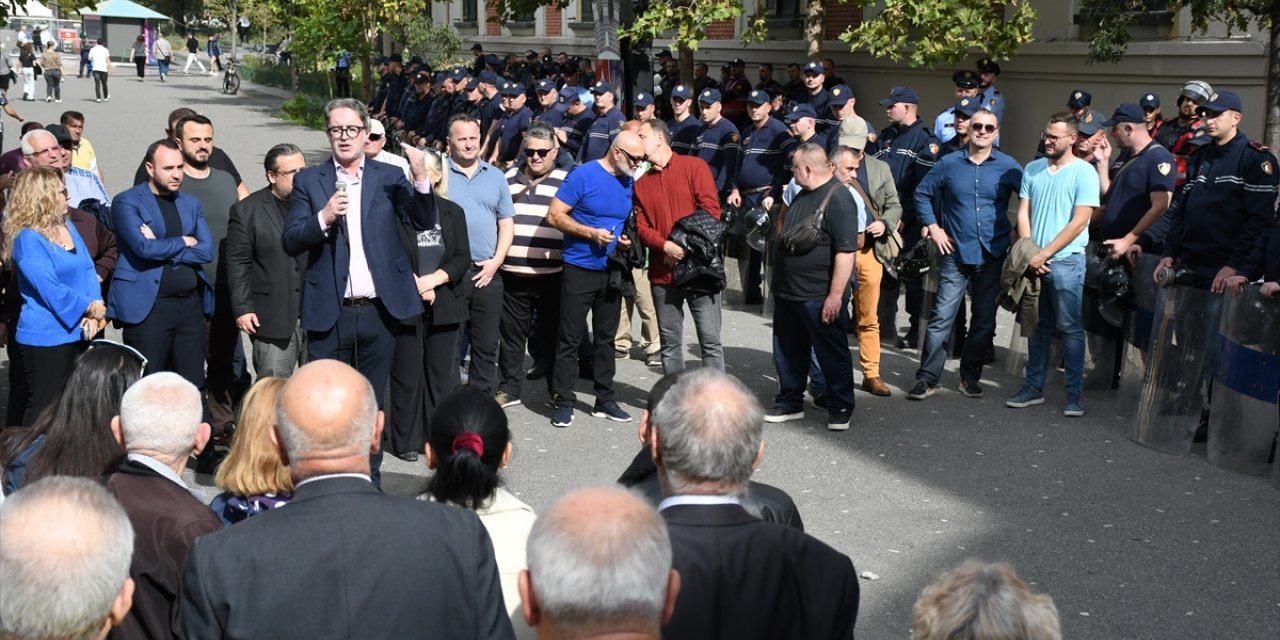 Arnavutluk'ta protestocular, Tiran Belediye Başkanı Veliaj'ın istifasını istedi