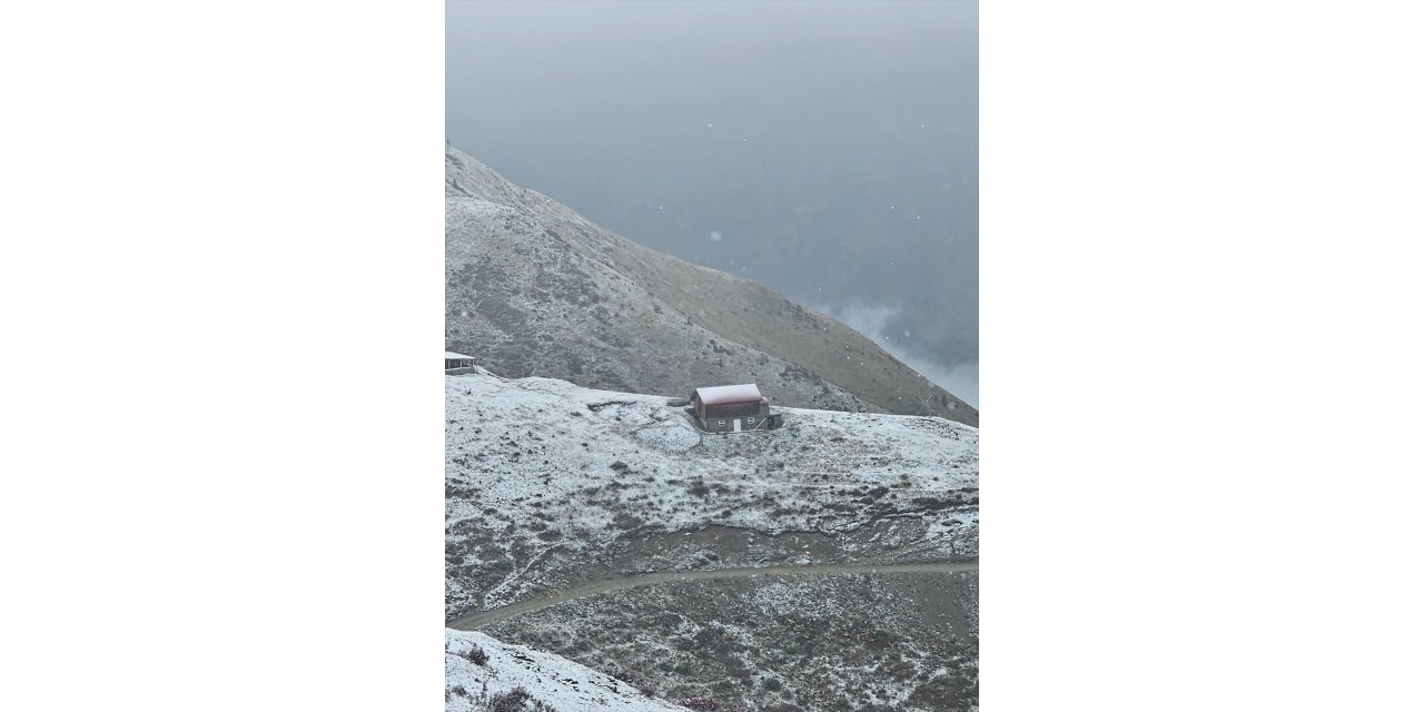 Rize ve Bayburt'un yüksek kesimlerine kar yağdı