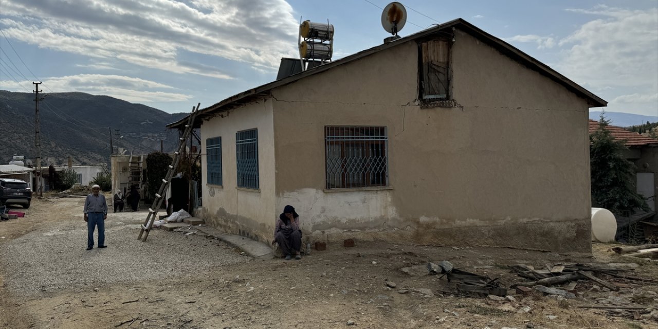 Malatya'daki depremde kırsaldaki evleri hasar gören Elazığlılar canlarını kurtardıklarına seviniyor