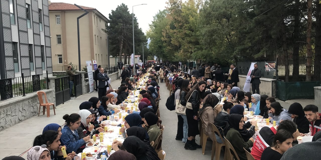 Erzincan Valiliği kentteki üniversite öğrencilerine yöresel ürünlerle kahvaltı verdi