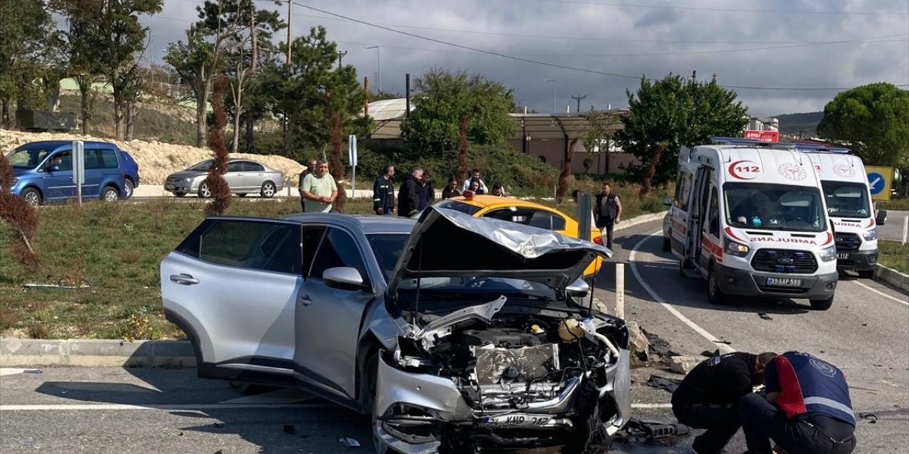 Kırklareli'nde taksi ile otomobilin çarpıştığı kazada 4 kişi yaralandı