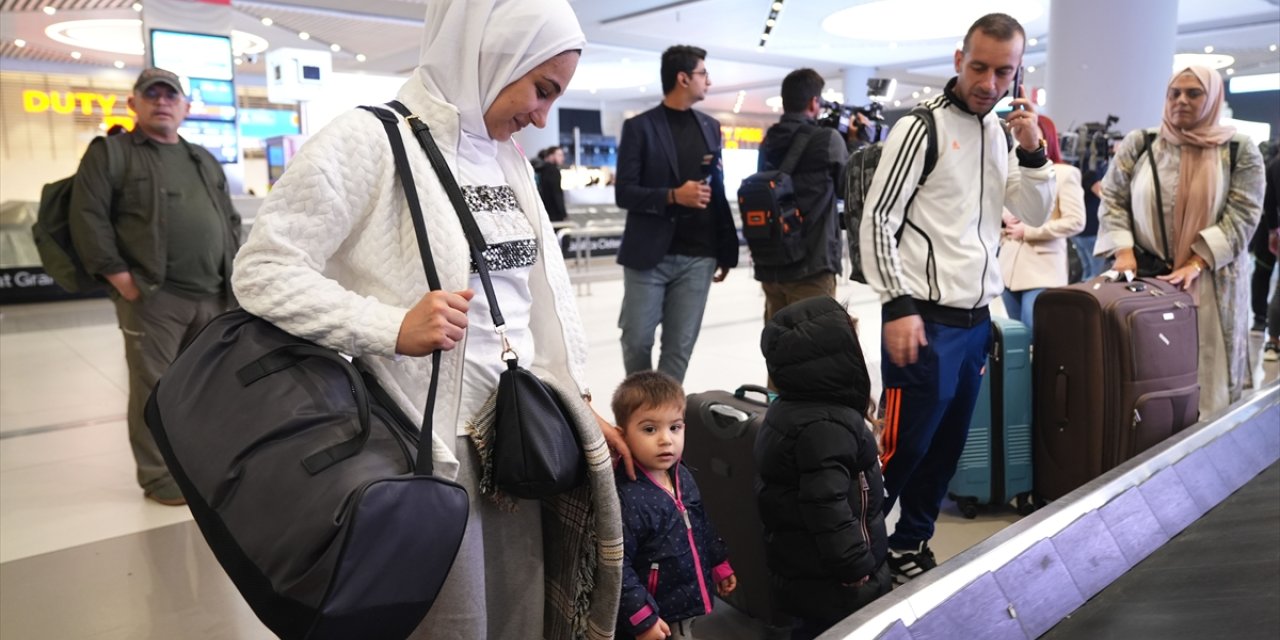 Lübnan'dan ayrılmak isteyen Türk vatandaşları uçakla İstanbul'a geldi