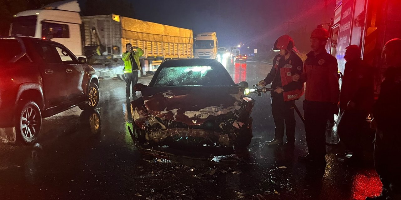 Sakarya'da servis minibüsü ile otomobilin çarpıştığı kazada 4 kişi yaralandı