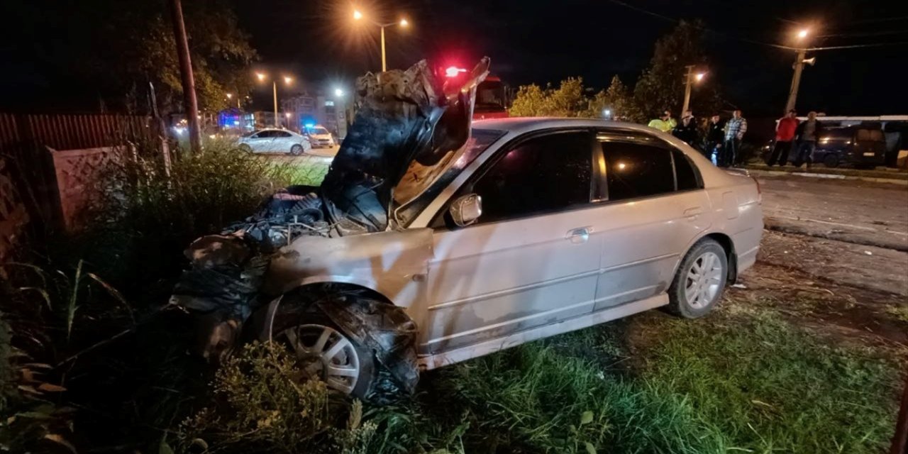 Sakarya'da iki otomobilin çarpıştığı kazada 3 kişi yaralandı