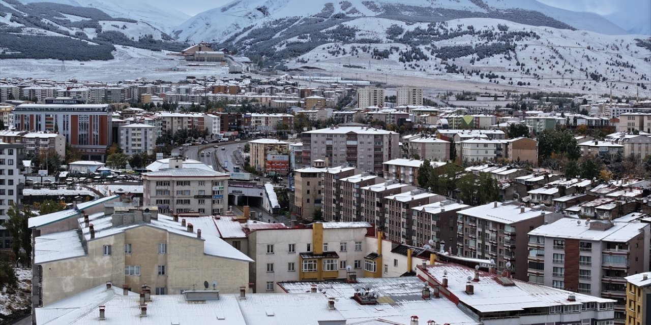 Erzurum şehir merkezine mevsimin ilk karı yağdı