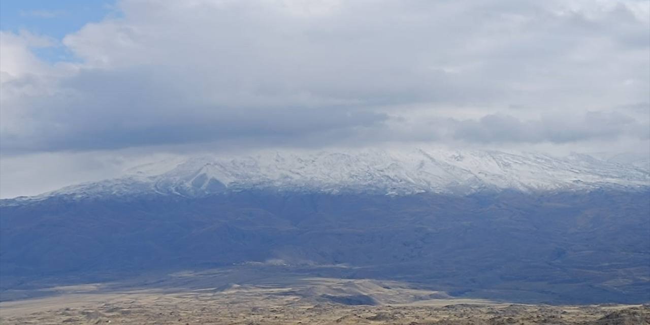 Ağrı'da dağlar ve köyler karla kaplandı