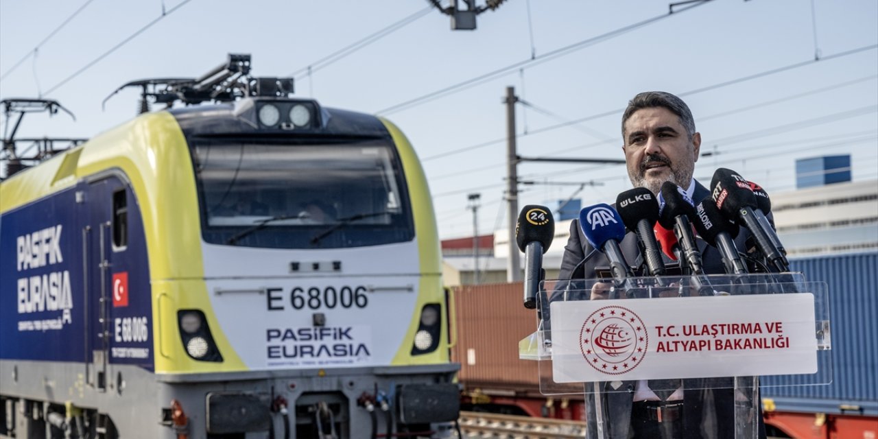 Türkiye'nin ilk özel uluslararası yük treni İstanbul'dan Avrupa'ya uğurlandı