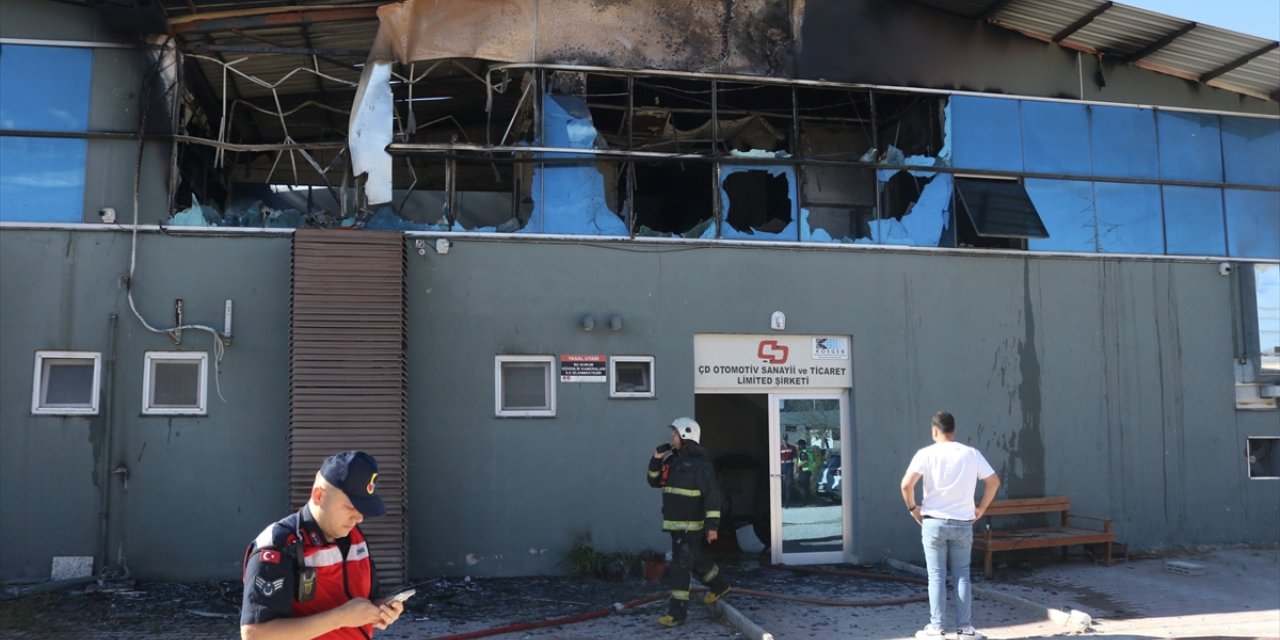 Antalya'da bir depoda çıkan yangın hasara neden oldu