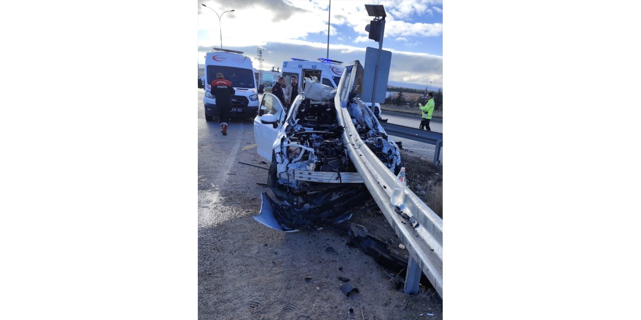 Afyonkarahisar'da bariyerlere çarpan otomobildeki 1 kişi öldü, 4 kişi yaralandı