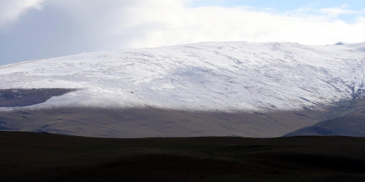 Ardahan, Ağrı ve Kars'ın dağları karla kaplandı