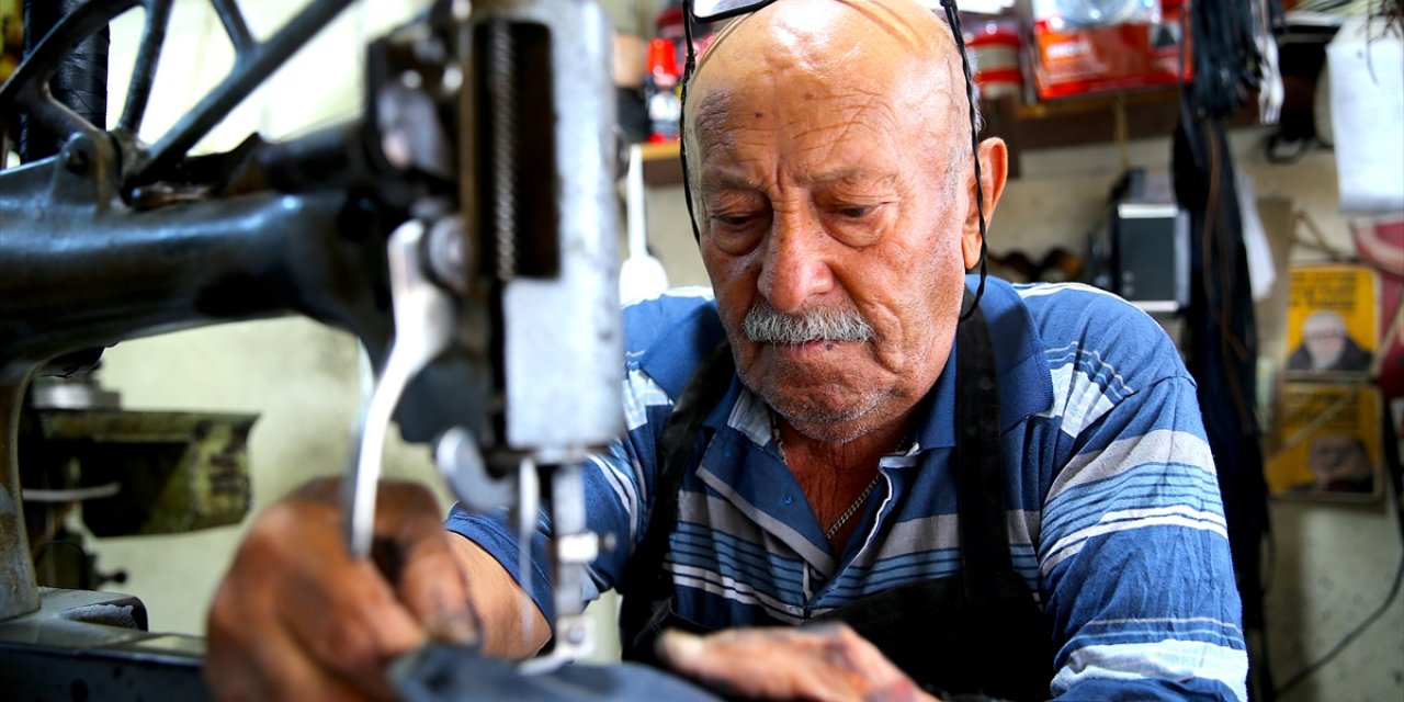 Hatay'da 76 yaşındaki Selim usta 60 yıldır aynı dükkanda ayakkabı tamir ediyor