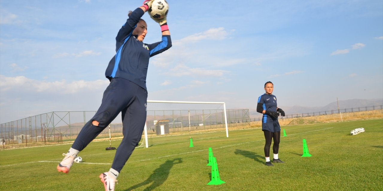 Yüksekova'nın kadın futbolcuları, takım otobüsü desteğine galibiyetle karşılık vermek istiyor