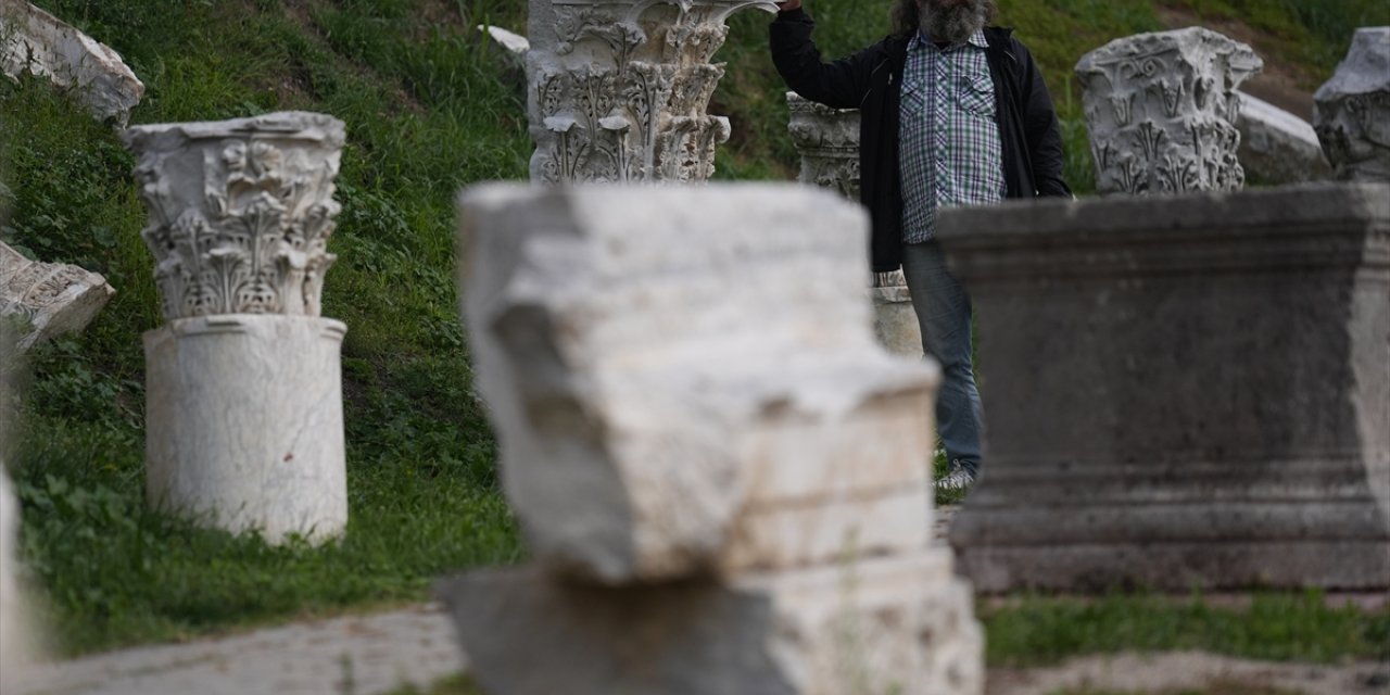 Antik kentteki tiyatrodan etkilenerek başladığı sanat hayatında 45 yılı geride bıraktı