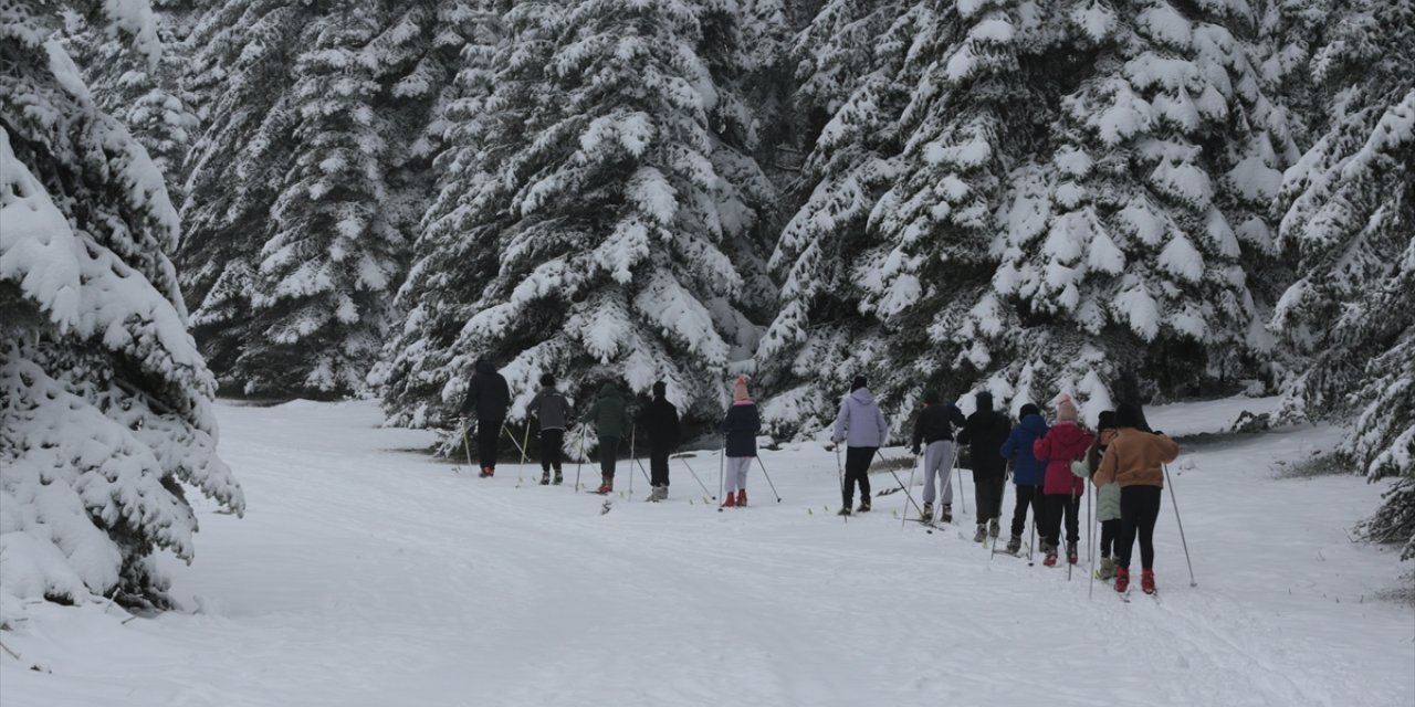 Bolu'nun yüksek kesimlerinde kar yağışını fırsat bilen kayaklı koşu sporcuları antrenmanlara başladı