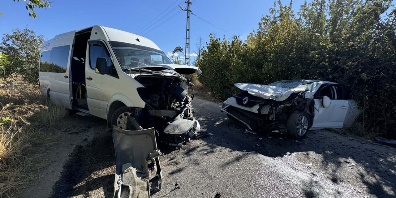 Elazığ'da minibüsle otomobilin çarpıştığı kazada 4 kişi yaralandı