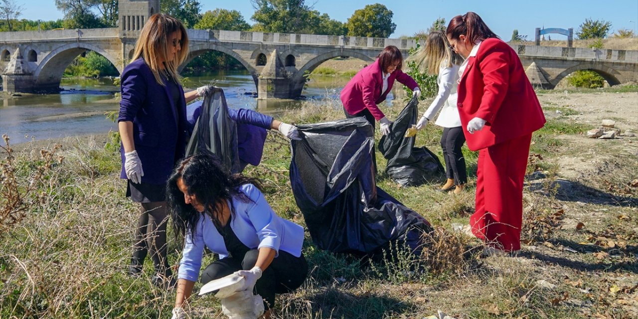 Edirne'deki kadın muhtarlar Tunca Nehri kenarındaki çöpleri topladı