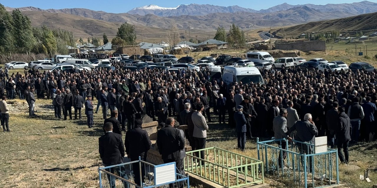 Van'da trafik kazasında ölen baba ve oğlunun cenazesi toprağa verildi