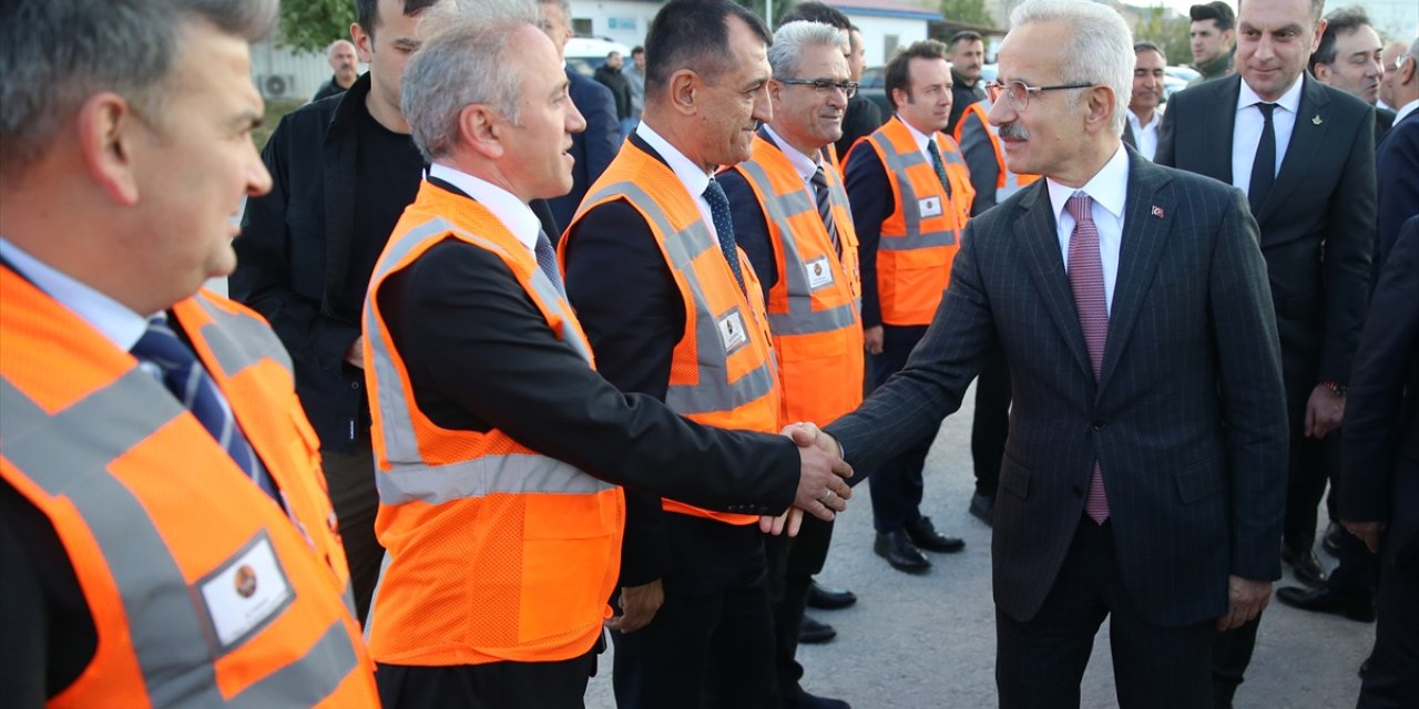 Ulaştırma ve Altyapı Bakanı Uraloğlu, Malatya'da yapımı süren çevre yolunda incelemede bulundu