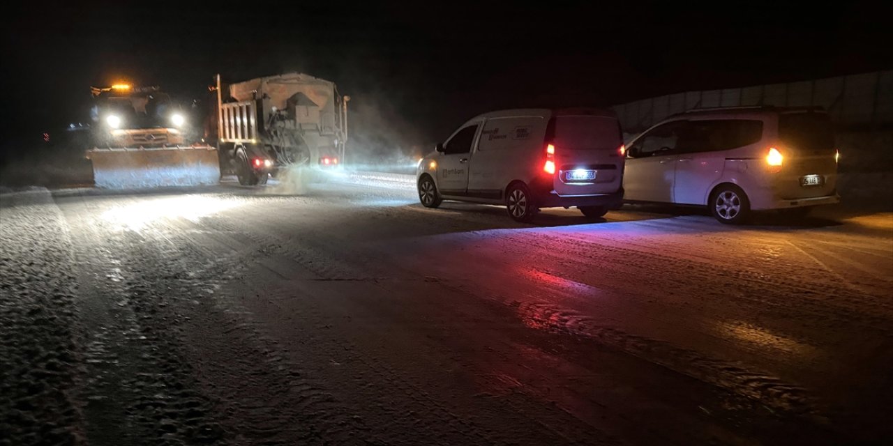 Ardahan-Şavşat kara yolu kar nedeniyle ağır tonajlı araçlara kapatıldı