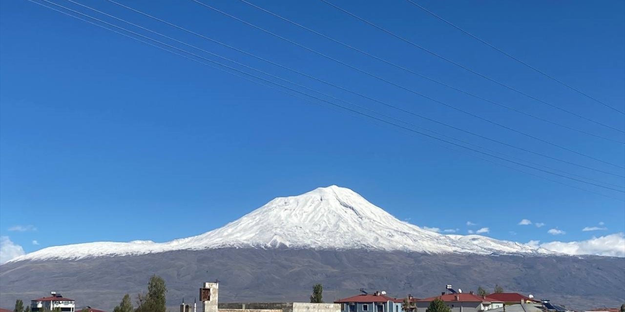 Ağrı Dağı karla kaplandı