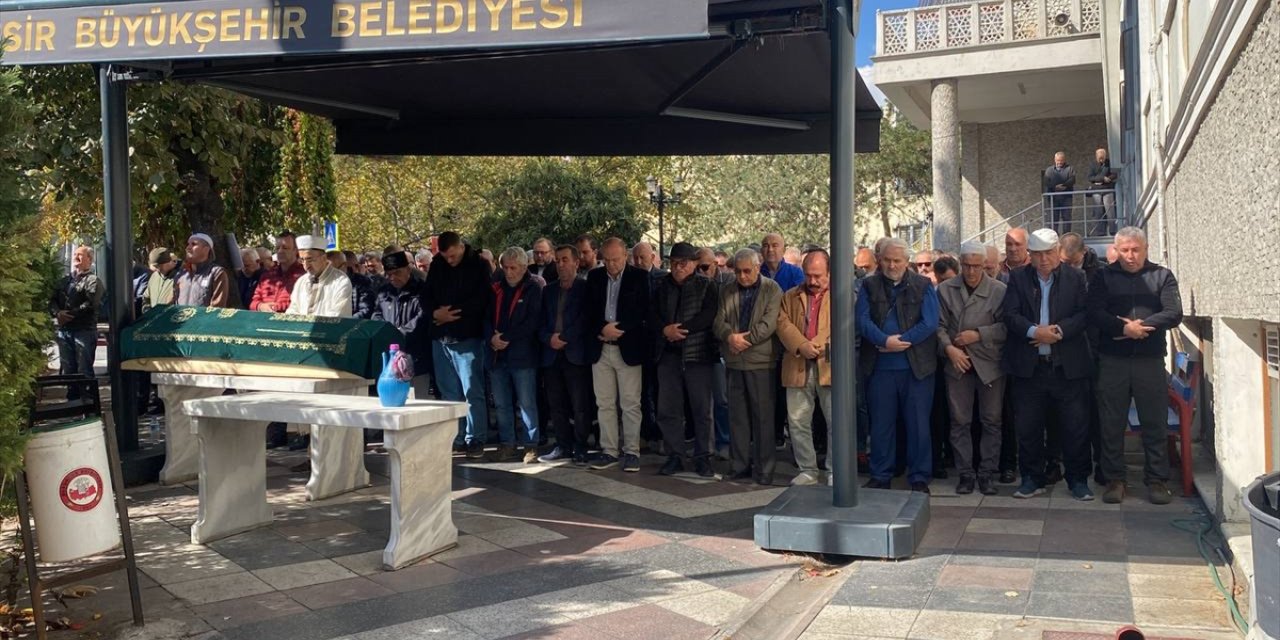 Aksaray'da devrilen tur otobüsünde ölen çiftin cenazesi Balıkesir'de defnedildi