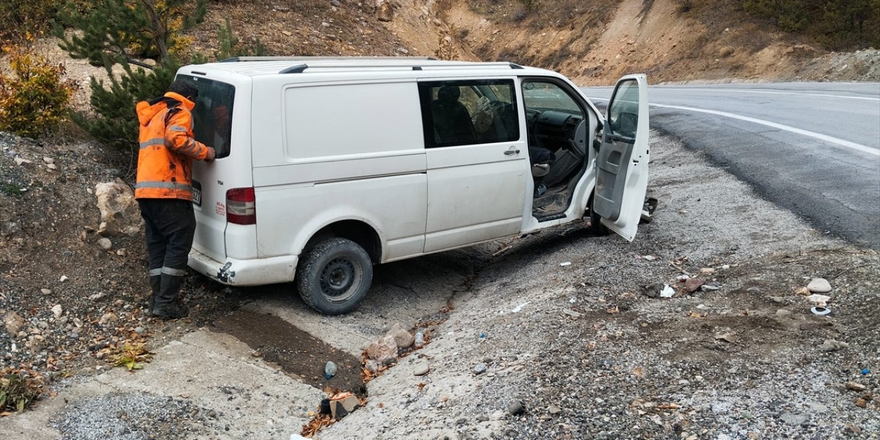 Sivas'ta otomobille minibüsün çarpıştığı kazada 10 kişi yaralandı