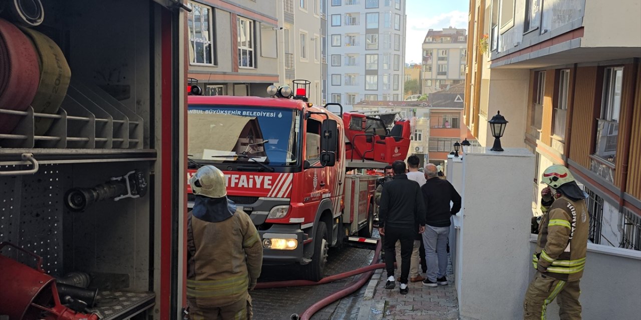 Başakşehir'de 5 katlı binada çıkan yangın söndürüldü