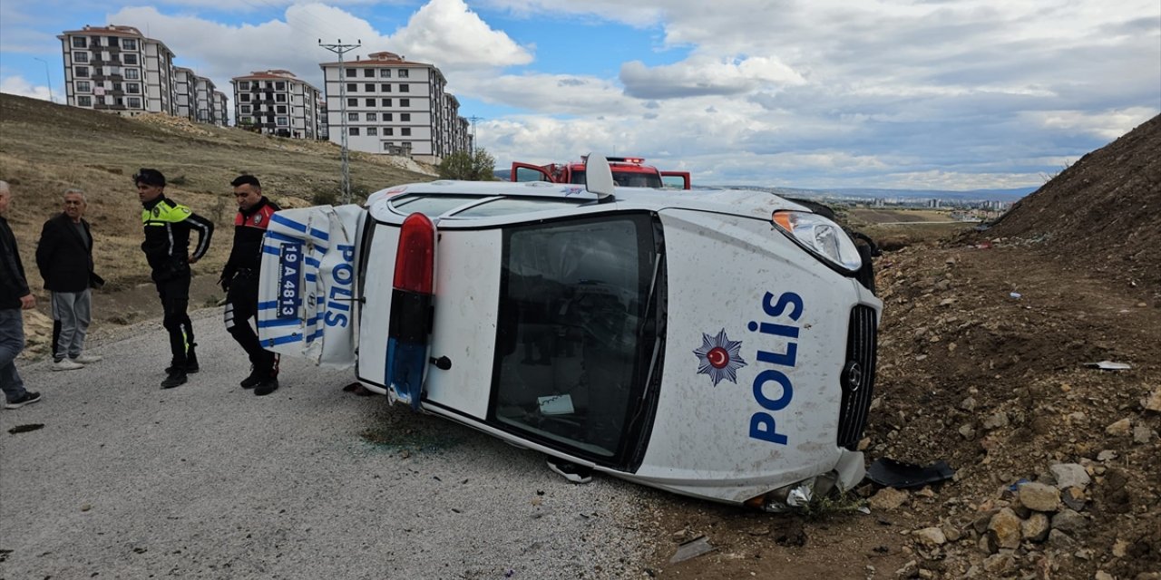 Çorum'da kovalamaca sırasında devrilen polis aracındaki 2 polis yaralandı