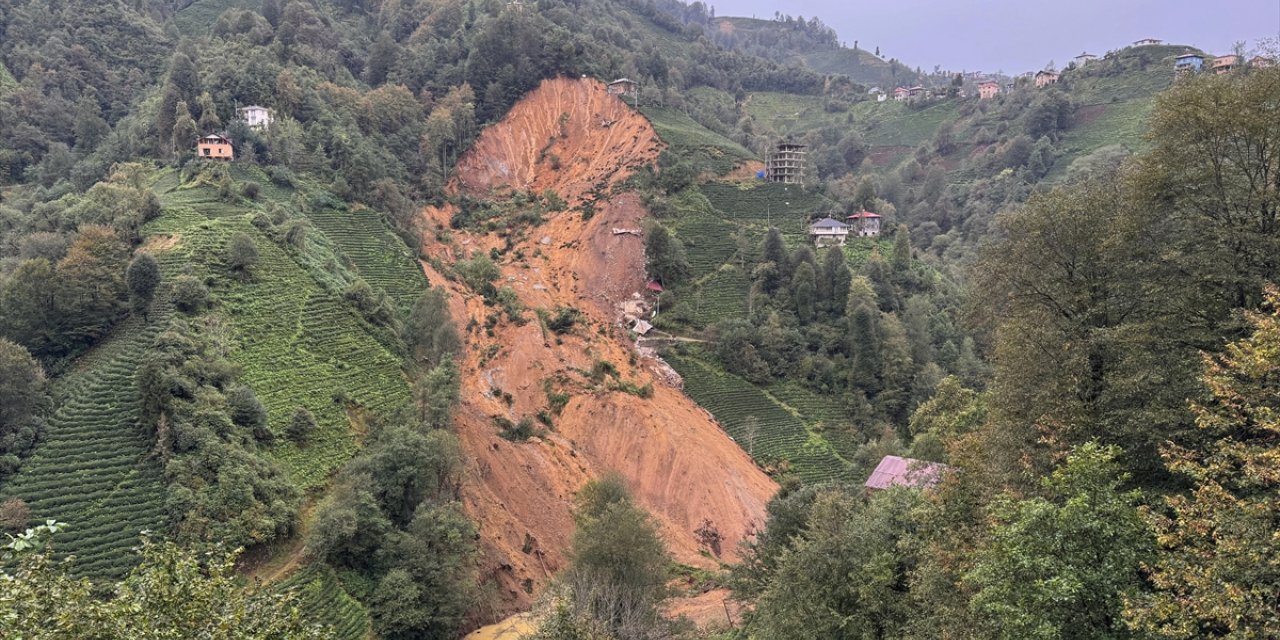 Rize'de heyelan sonucu 2 ev toprak altında kaldı