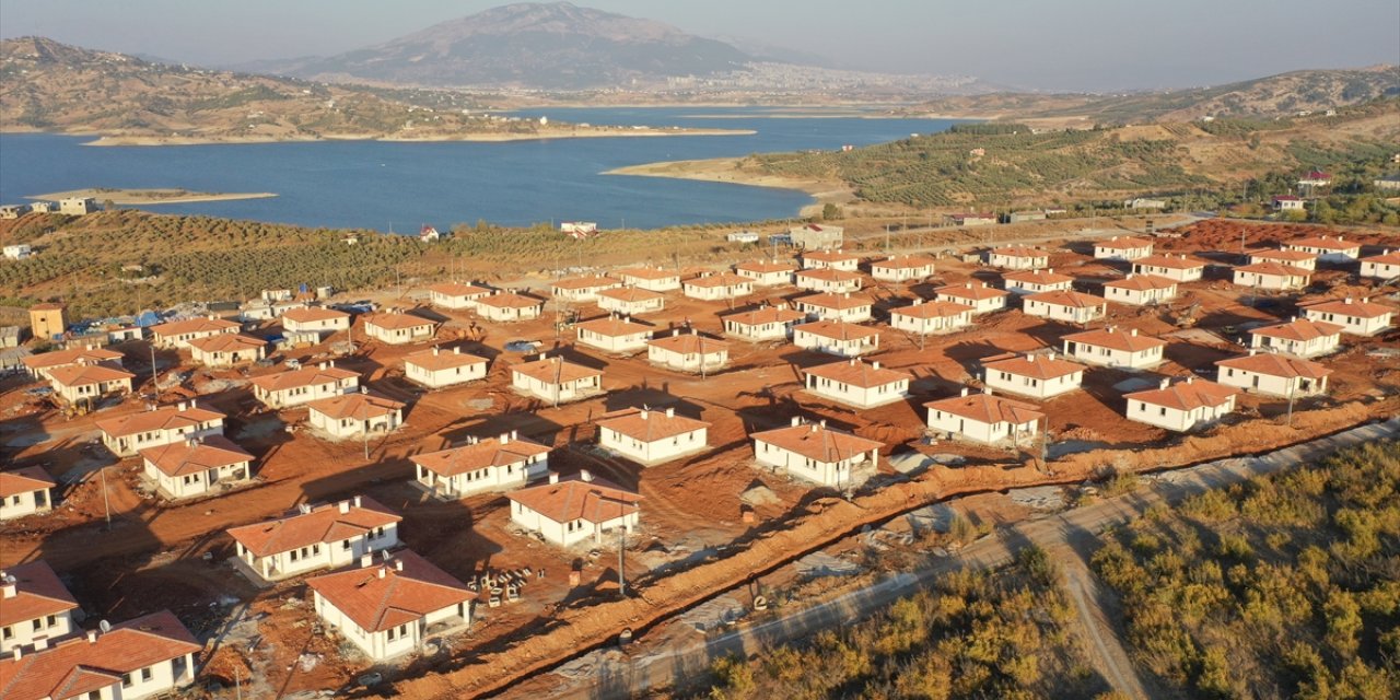 Kahramanmaraş'ta depremzedeler için yapılan 531 köy evinin anahtarı teslim edildi