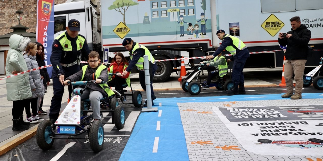 Sinop'ta öğrenciler, Mobil Trafik Eğitim Tırı'nda trafik kurallarını uygulamalı olarak deneyimledi