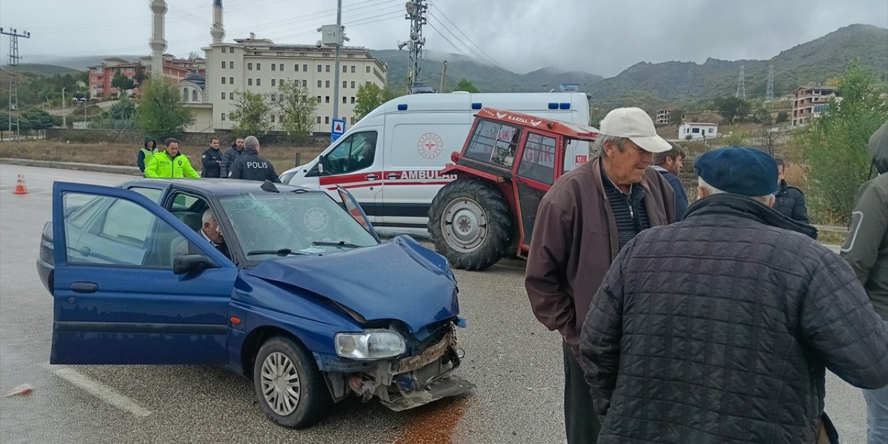 Tokat'ta otomobil ile traktörün çarpıştığı kazada 4 kişi yaralandı