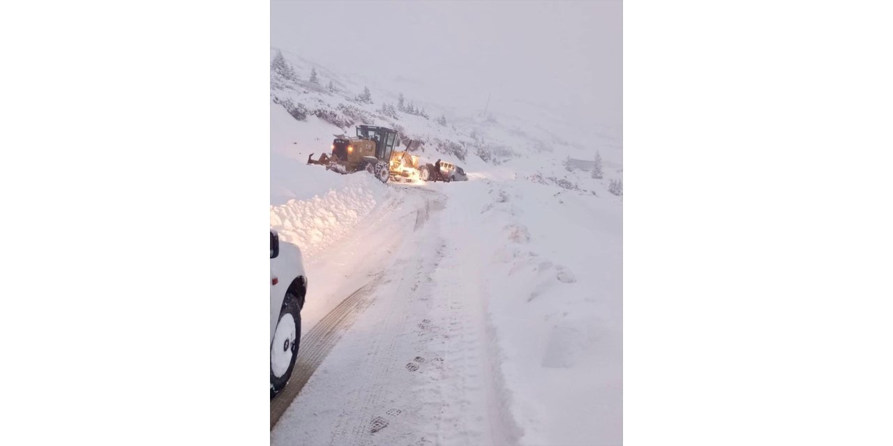 Sis Dağı Yaylası'nda kar nedeniyle mahsur kalan 5 kişi kurtarıldı