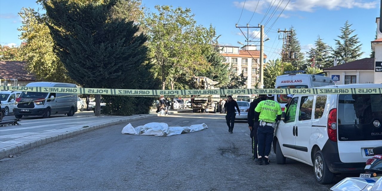 Elazığ'da beton pompasının çarptığı yaya öldü