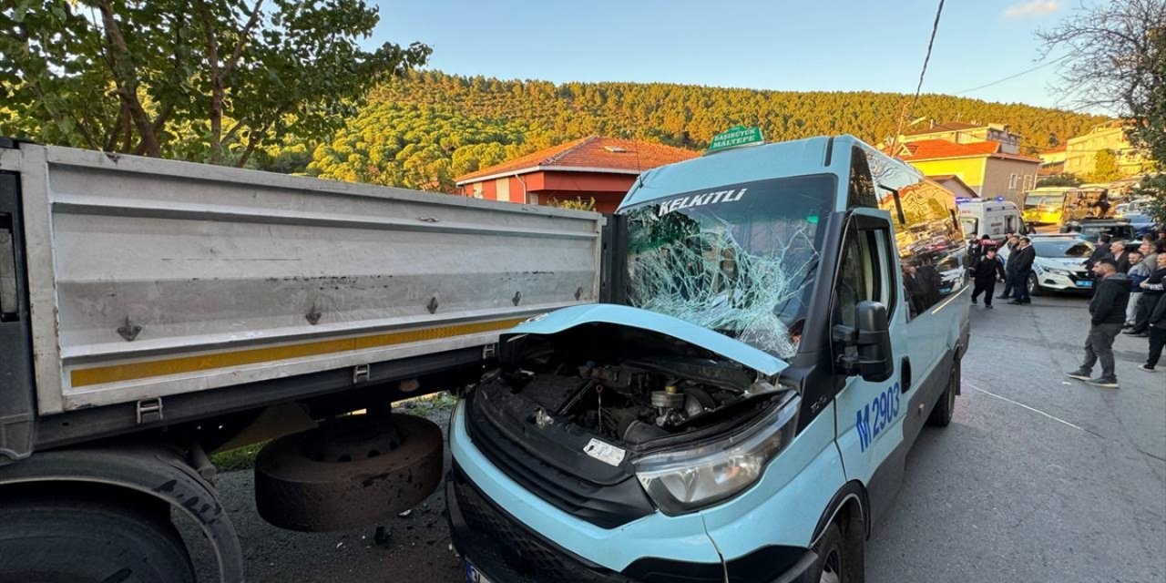 Maltepe'de yolcu minibüsünün tıra çarptığı kazada 8 kişi yaralandı