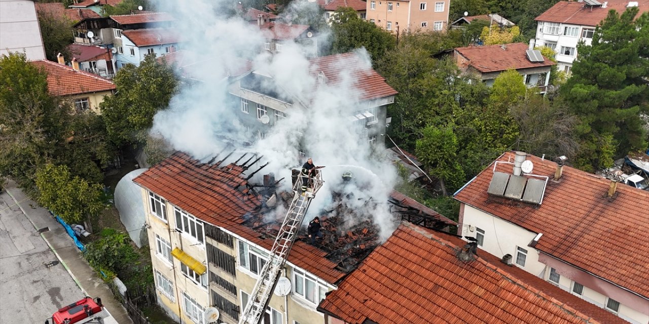 Karabük'te 3 katlı binanın çatısında çıkan yangın söndürüldü