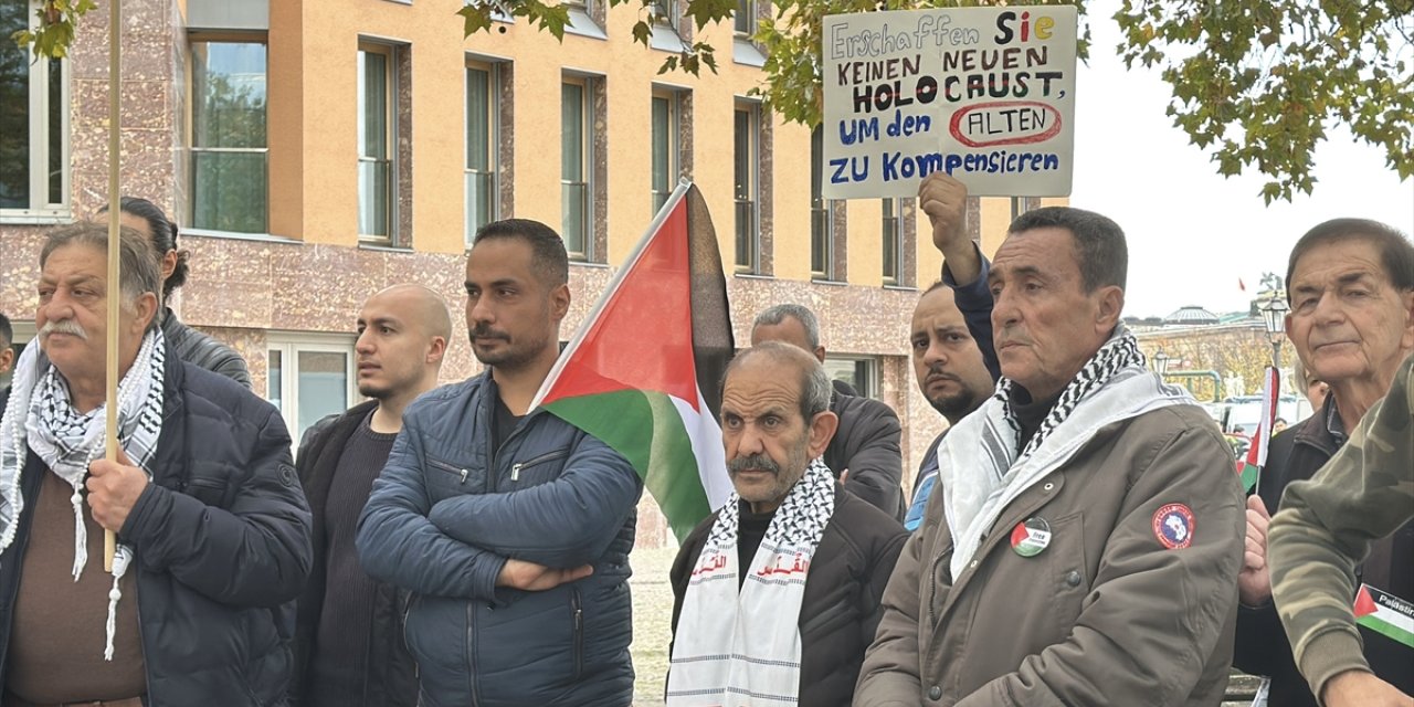 Almanya'da, İsrail'in sivillere saldırılarını meşrulaştıran Bakan Baerbock protesto edildi