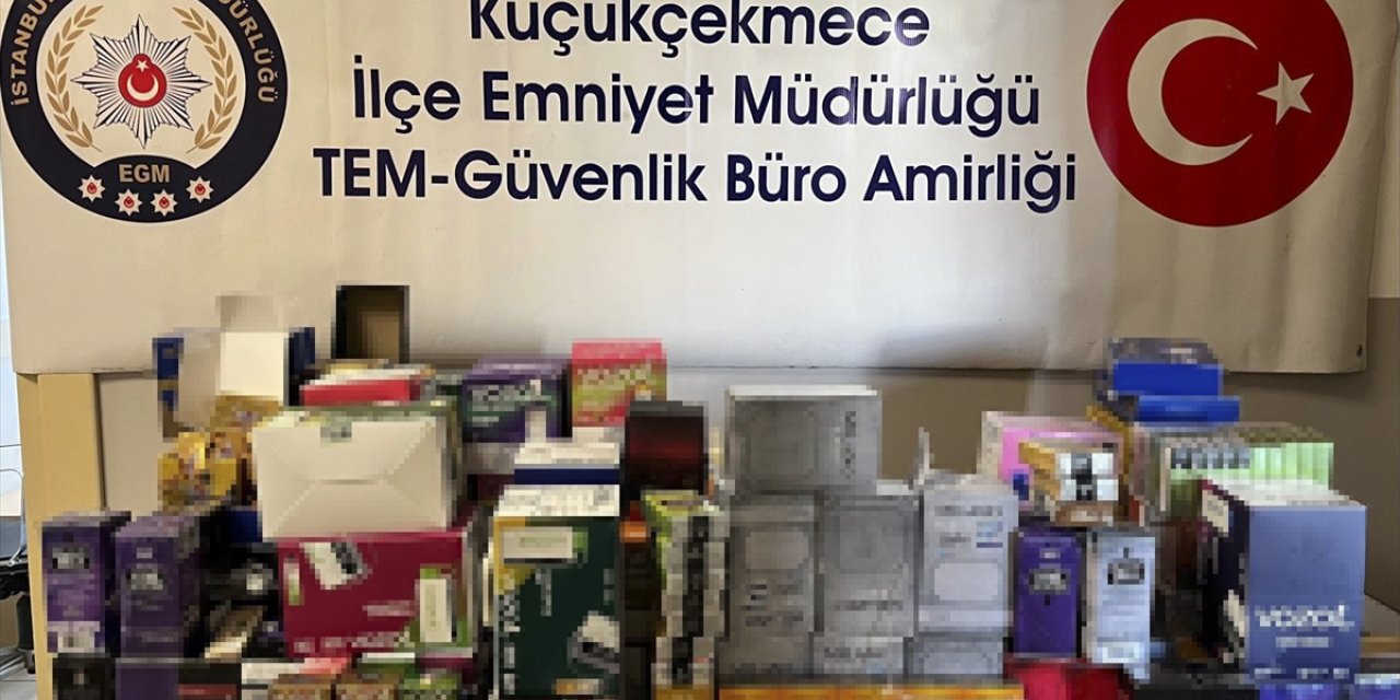 Küçükçekmece'de minibüsle kaçak ürün taşıyan 2 şüpheli yakalandı