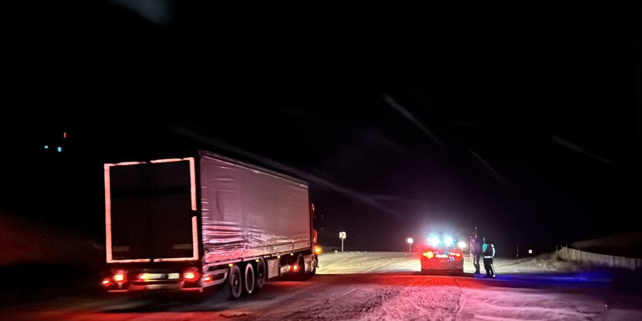 Kop Dağı Geçidi'nde tipi ve buzlanma nedeniyle ulaşım kontrollü sağlanıyor