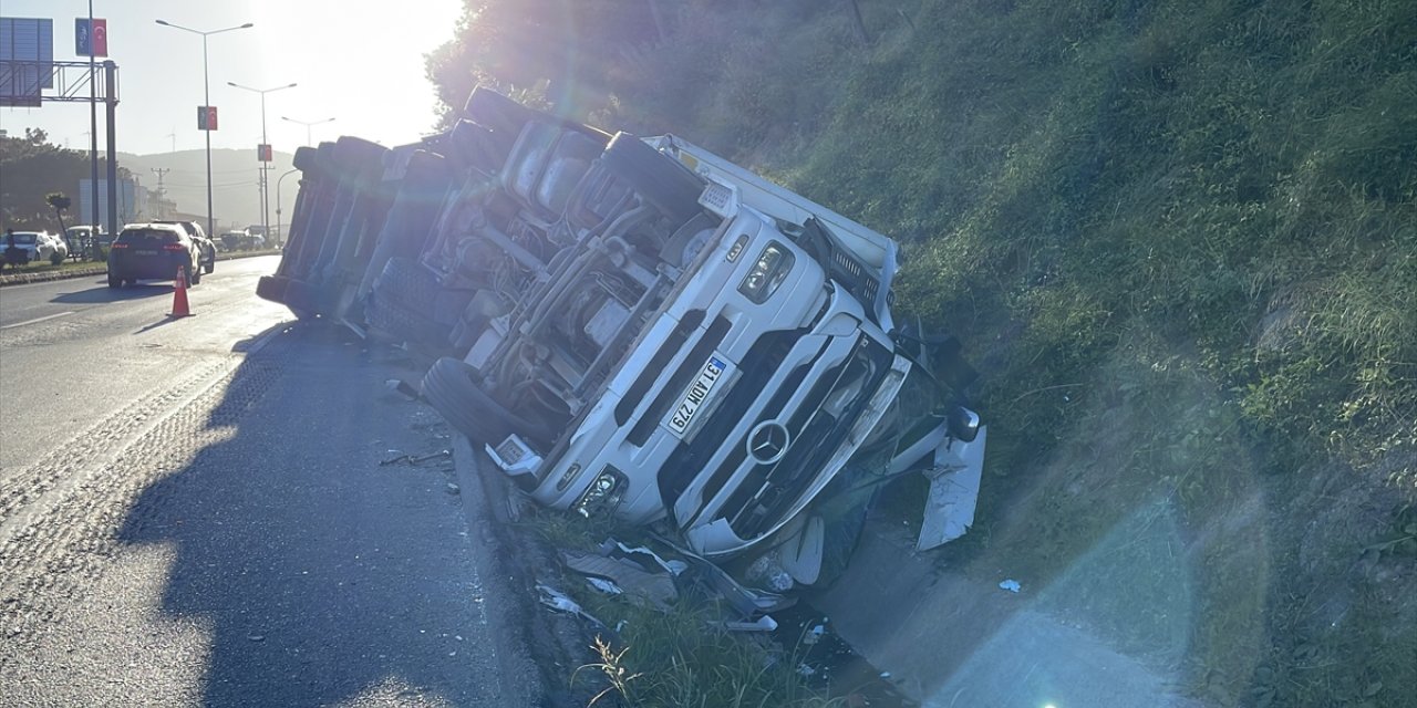 Hatay'da freni arızalanan tırın devrildiği kazada sürücü yaralandı