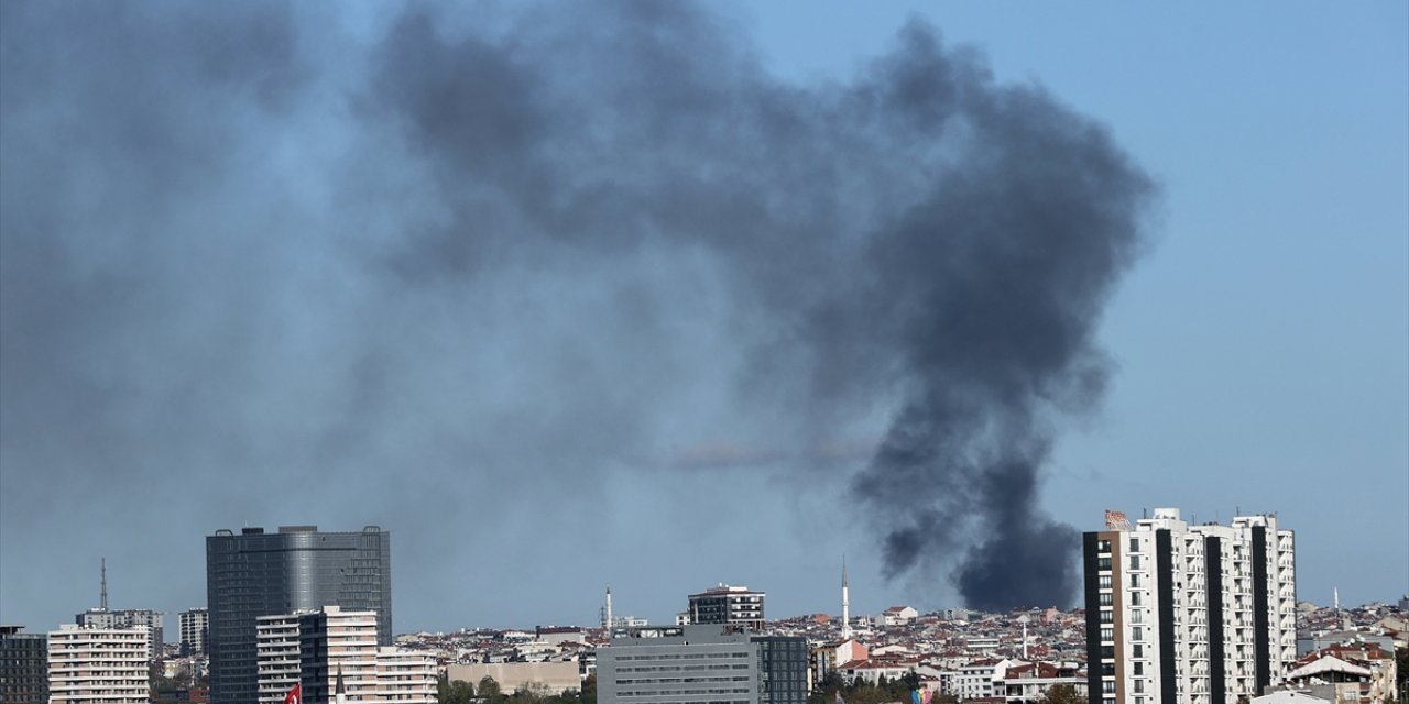 Gaziosmanpaşa'da kumaş deposunda yangın