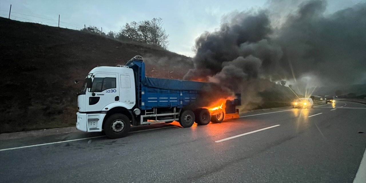 Düzce'de seyir halindeki kamyonda çıkan yangın söndürüldü