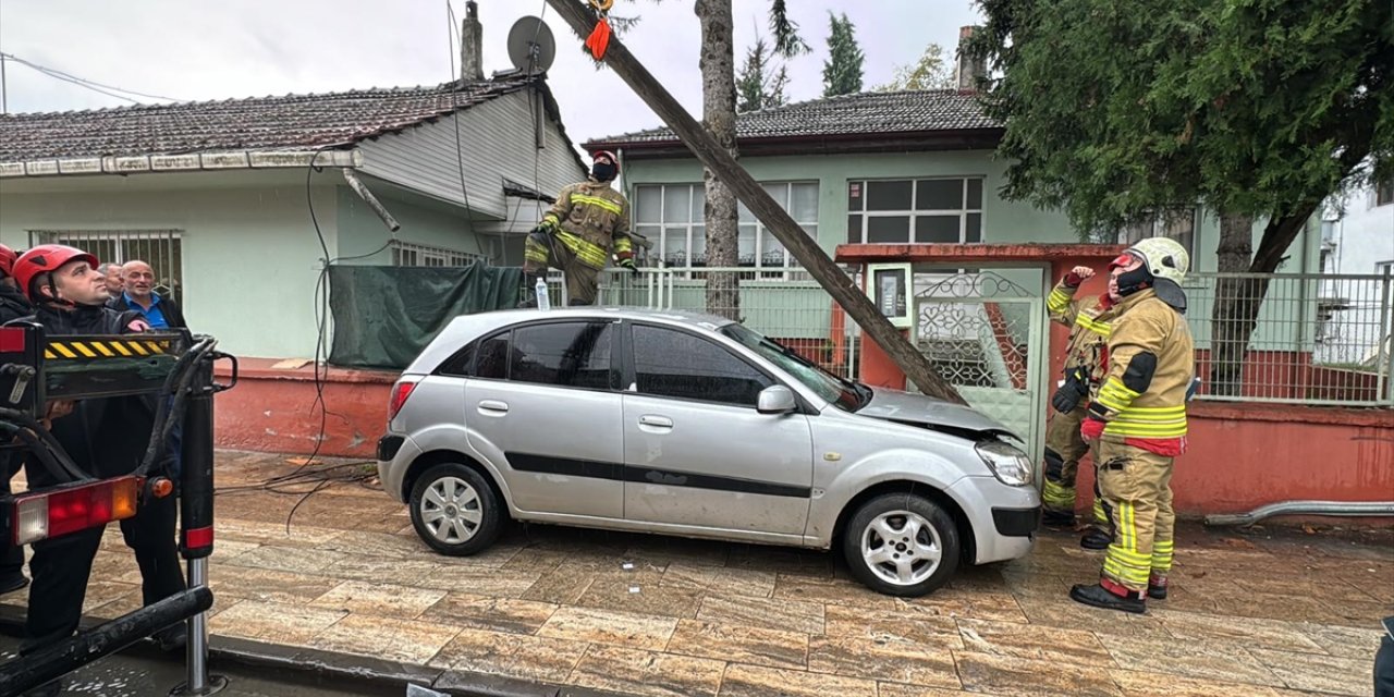 Düzce'de telefon direğine çarpan otomobildeki 2 kişi yaralandı