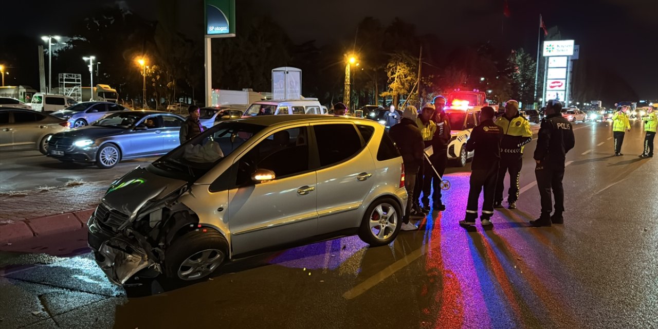 Kayseri'de minibüsle otomobilin çarpışması sonucu 2 kişi yaralandı