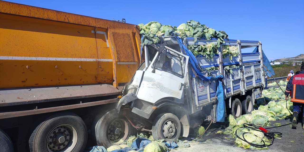 Mersin'de tırla çarpışarak yanan kamyonun sürücüsü kurtarıldı