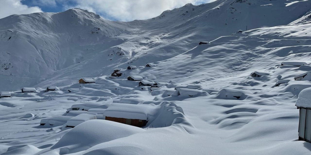 Artvin'de kar nedeniyle yaylada mahsur kalan 5 kişi kurtarıldı